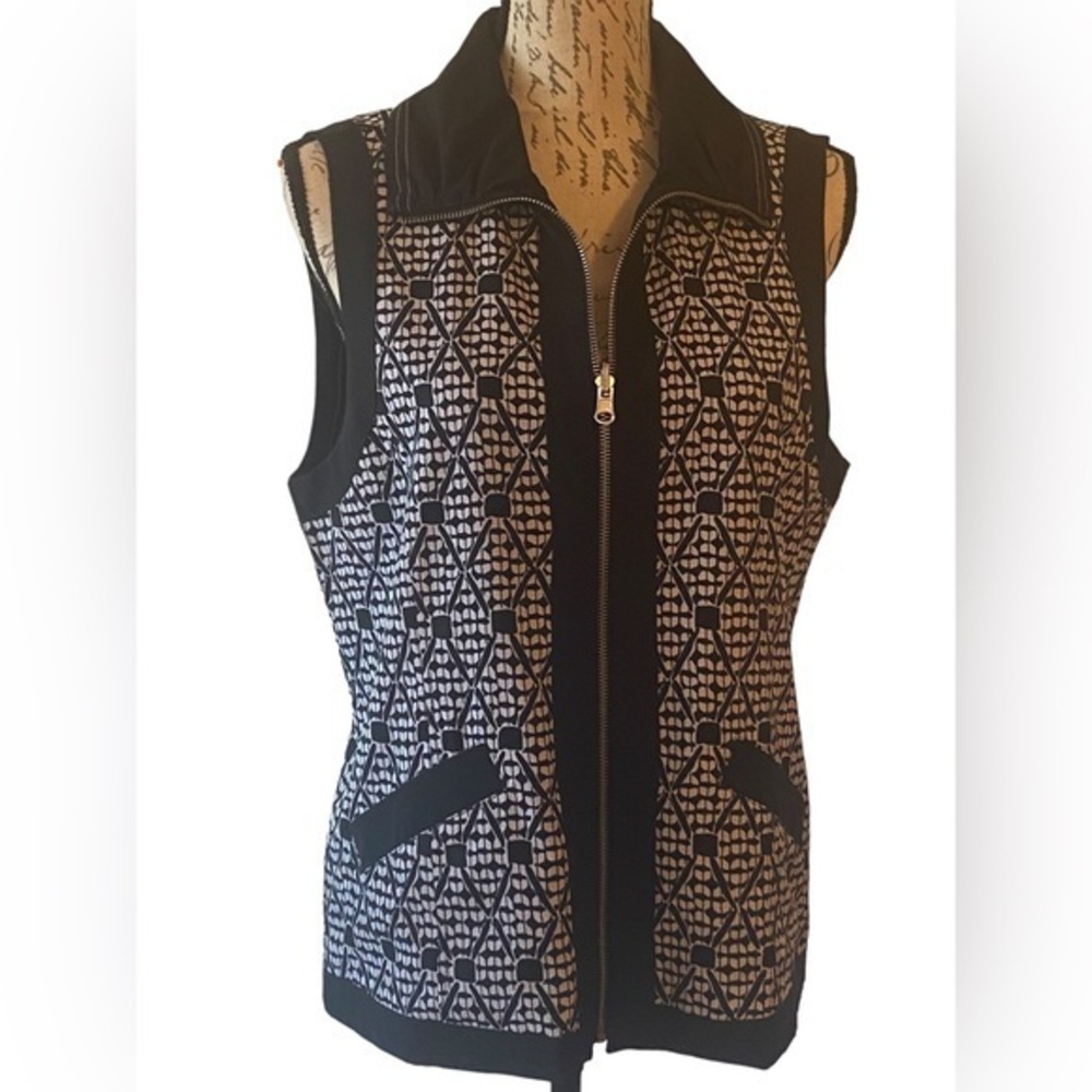Sleeveless Zip Front Knit Vest in Black and Cream